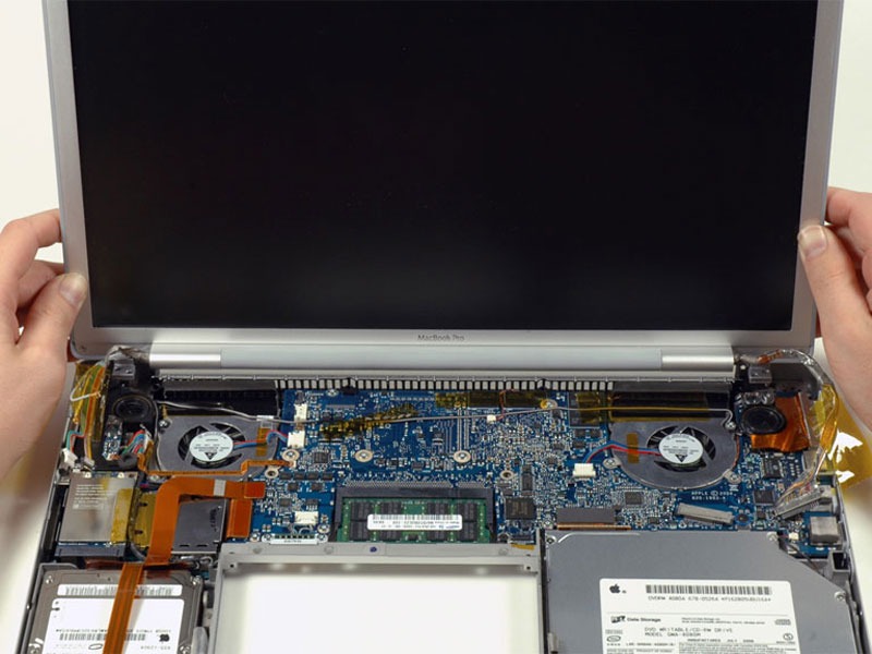 MacBook Pro 15 “Core Duo Model A1150 – Thay thế cụm màn hình