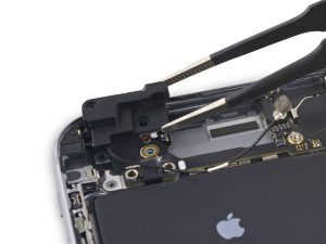 iPhone 6s Plus – Thay thế Ăng ten Wi-Fi Trái trên cùng
