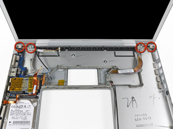 MacBook Pro 17 “Mô hình A1151 A1212 A1229 và A1261 – Thay thế vỏ dưới