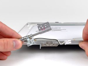 MacBook Pro 17 “Mô hình A1151 A1212 A1229 và A1261 – Thay thế bản lề ly hợp bên phải