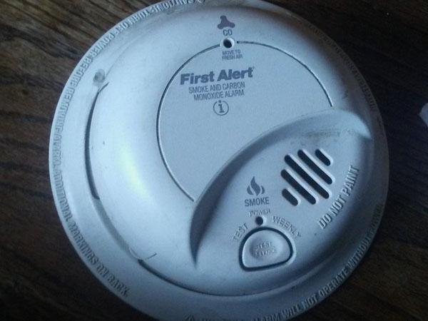 Báo động khói và carbon monoxide đời đầu tiên – Hướng dẫn tháo lắp