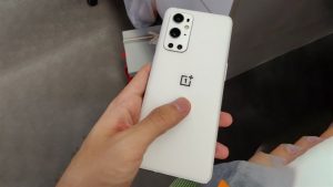 Bề mặt hình ảnh trực tiếp của OnePlus 9 Pro màu trắng tinh khiết