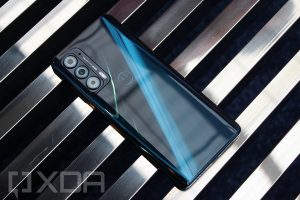 Motorola Edge (2021) trải qua quá trình phá bỏ trên video, không thể sửa chữa dễ dàng