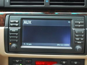 Lắp đặt cáp BMW OEM Aux cho BMW 5 Series 2003