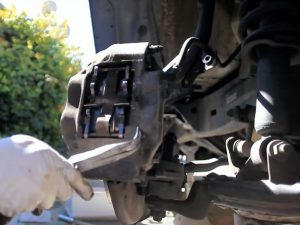 Thay thế má phanh và rôto phía trước Toyota Tacoma 1995 – 2004