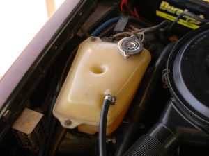 Cách kiểm tra mức nước làm mát trong Turbo Diesel Mercedes W123 của bạn