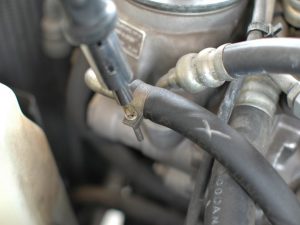 Thay thế ống dẫn điện áp suất thấp của Mercedes W123
