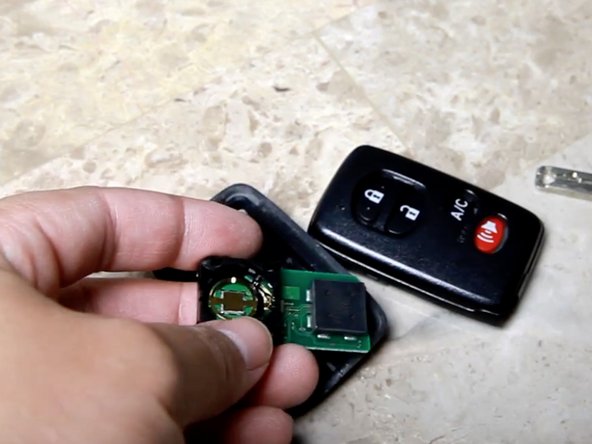 Thay thế pin chìa khóa Fob Toyota Prius 2009-2015